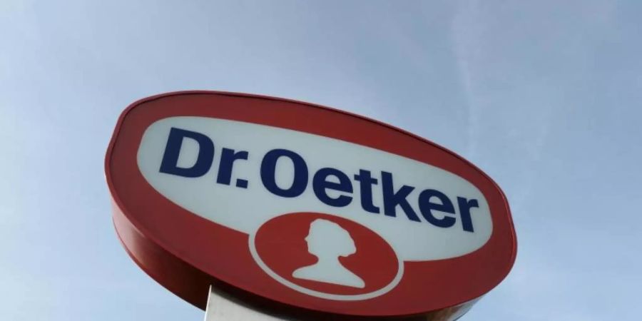 Das Firmenlogo vor der Konzernzentrale von Dr. Oetker in Bielefeld. Foto: picture alliance / dpa