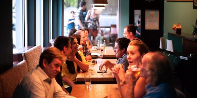 Trotz noch geltender Zertifikatspflicht wegen des Coronavirus füllen sich die Restaurants am Wochenende wieder stark. Weihnachtsfeier Restaurant