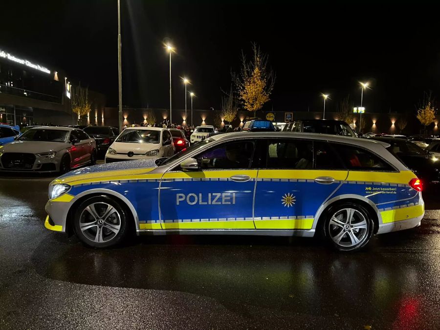 Wenige Minuten nach Beginn des illegalen Autoposer-Events traf auch schon die Polizei ein.