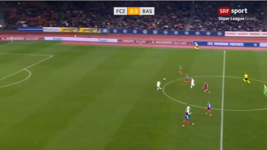 Beim Querpass steht Kasami im Offside, Goalie Brecher ist noch weiter vorne. Doch der FCZ-Verteidiger spielt den Ball absichtlich noch mit dem Kopf.