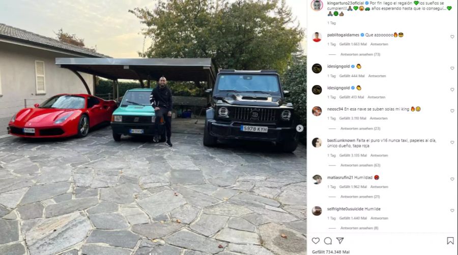 Arturo Vidal posiert mit seinem neuen Fiat Panda.