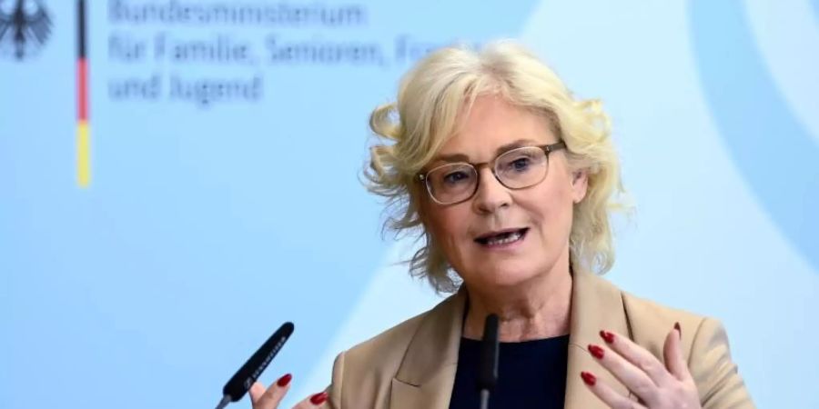 Bundesjustizministerin Christine Lambrecht fordert, die sozialen Netzwerke stärker an die Kandare zu nehmen. Foto: Britta Pedersen/dpa-Zentralbild/dpa