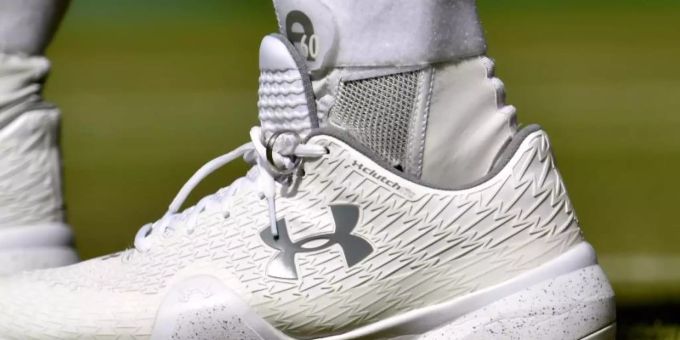 Der Ehering von Tennisspieler Andy Murray ist an dessen Schuh mit dem Schnürsenkel angebunden. Foto: Toby Melville/Pool/PA Wire/dpa Der Ehering von Tennisspieler Andy Murray ist an dessen Schuh mit dem Schnürsenkel angebunden. Foto: Toby Melville/Pool/PA Wire/dpa