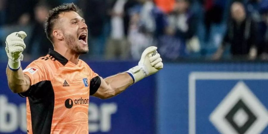 Hat mit dem Hamburger SV Höhen und Tiefen durchgemacht: Torwart Daniel Heuer Fernandes. Foto: Axel Heimken/dpa