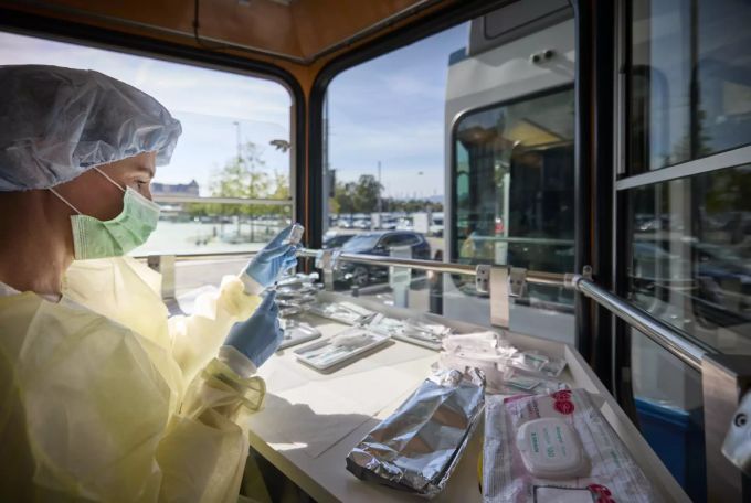Im Impftram des Kantons Zürich und der Verkehrsbetriebe der Stadt Zürich (VBZ) soll sich die Bevölkerung ohne vorherige Terminvereinbarung spontan gegen das Coronavirus Covid-19 impfen lassen können. Impftram Zürich Coronavirus