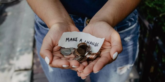 Gerade zu Weihnachten denkt man an Menschen, denen es schlechter geht. Spenden ist oft ein Mittel, um zu helfen. Frau Kleingeld Make a Change