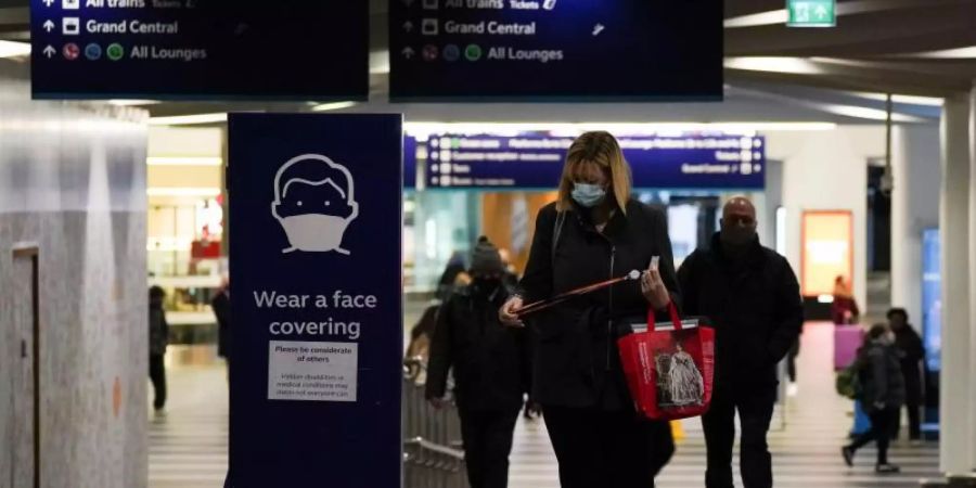 Im öffentlichen Nahverkehr war die Maskenpflicht schon kürzlich wieder in Kraft getreten. Nun gilt sie auch in Mussen, Kinos, Theatern und Kirchen. Foto: Jacob King/PA Wire/dpa/Archiv