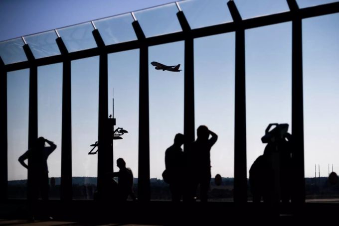 Besucher schauen von der Besucherterrasse des Terminal 1 den Start eines Flugzeugs an. Besucher