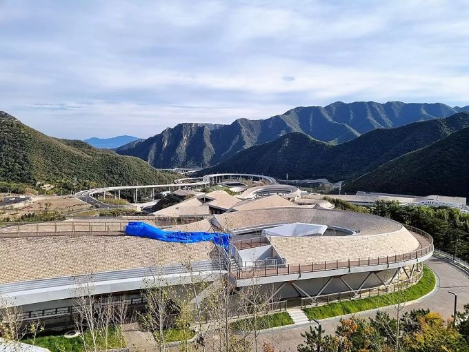 Blick auf die Olympia-Bahn des Yanqing Sliding Center in Peking im Oktober 2021, wo es im nächsten Jahr um Olympische Medaillen im Bob, Rodeln und Skeleton gehen wird. Peking 2022 Bobbahn