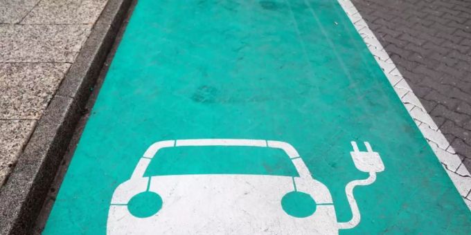Viele Menschen hält ein lückenhaftes Ladenetz vom Kauf eines E-Autos ab. Foto: Jan Woitas/zb/dpa Viele Menschen hält ein lückenhaftes Ladenetz vom Kauf eines E-Autos ab. Foto: Jan Woitas/zb/dpa