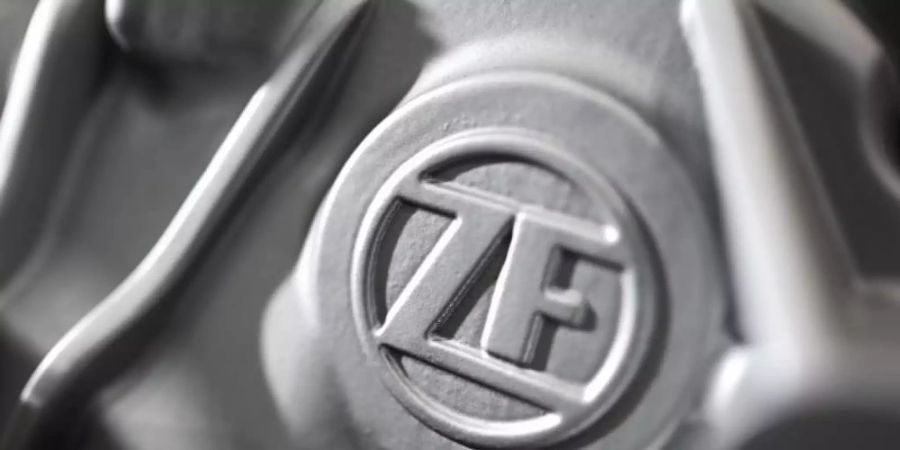 Das Logo der ZF Friedrichshafen AG ist auf einem Elektromotor des Automobilzulieferers zu sehen. Foto: Felix Kästle/dpa