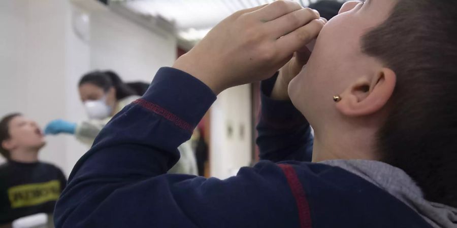 Schüler in Chiasso TI machen einen Covid-19-Speicheltest. (Archivbild)