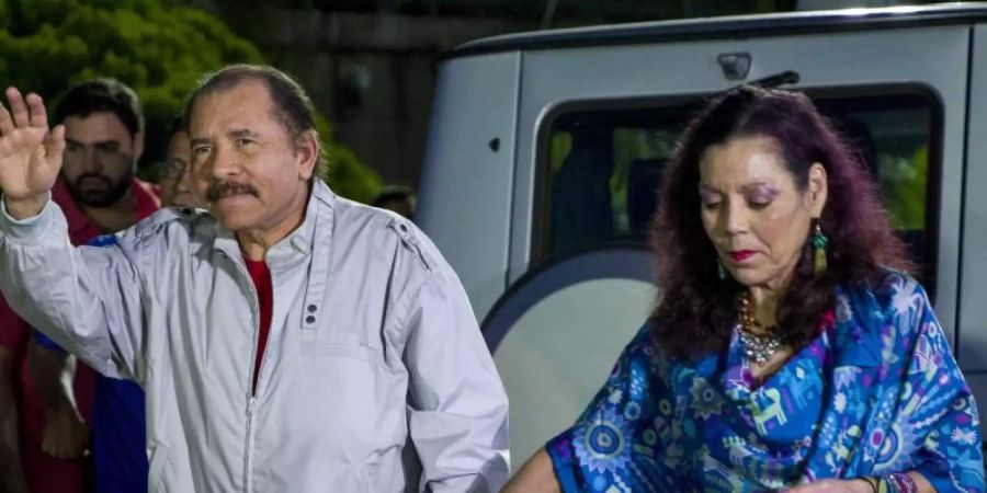 Daniel Ortega ist Berichten zufolge schwer krank. Als Strippenzieherin gilt seine Frau Rosario Murillo. Foto: Jorge Torres/EFE/dpa