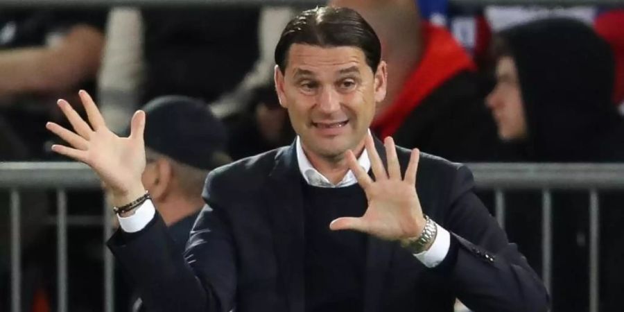 Will als Gruppenerster aus Sevilla zurückkehren: Leverkusens Trainer Gerardo Seoane gestikuliert. Foto: Friso Gentsch/dpa