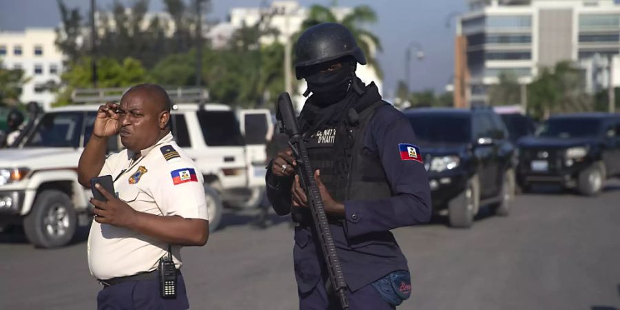 Bewaffnete Sicherheitskräfte stehen auf einer Strasse in Port-Au-Prince. Foto: Joseph Odelyn/AP/dpa