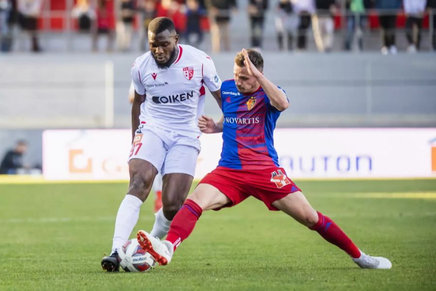 FCB-Antreiber Taulant Xhaka setzt Sions Dimitri Cavare (l.) unter Druck.