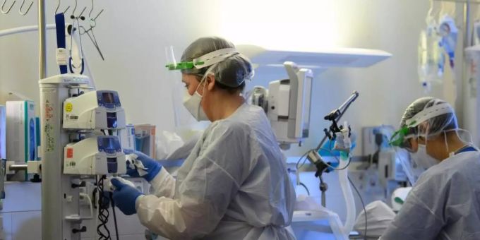 Intensivpflegerinnen auf der Covid-19-Intensivstation einer Klinik. Coronavirus Spital