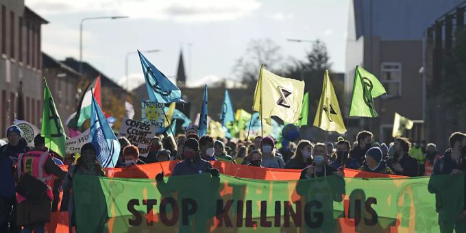 Aktivisten der Umweltschutz-Organisation Extinction Rebellion demonstrieren parallel zum Weltklimagipfel COP26. Heute werden in Glasgow zehntausende Menschen zu einer Klima-Demo erwartet. Nach einem Marsch durch die Innenstadt soll unter anderem Greta Thunberg eine Rede halten Foto: Alastair Grant/AP/dpa weltklimagipfel