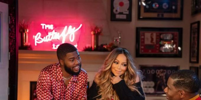 Die Sänger Khalid (l-r), Mariah Carey und Kirk Franklin singen «Fall In Love At Christmas». Foto: -/Sony Music/dpa mariah carey