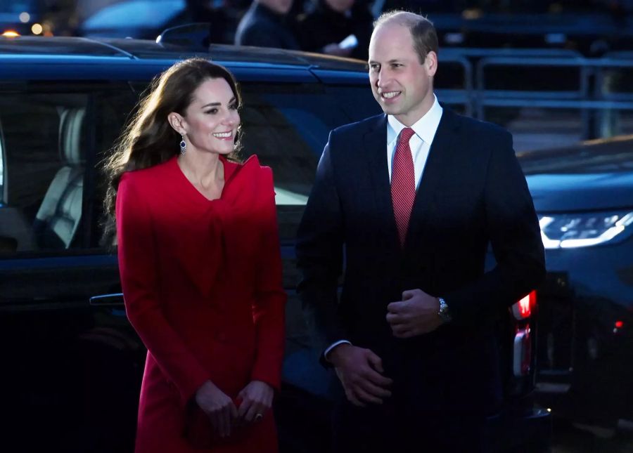 Kate und ihr Gatte Prinz William strahlen um die Wette.