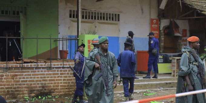 Polizisten inspizieren den Ort einer Bombenexplosion in Beni. Foto: Al-Hadji Kudra Maliro/AP/dpa Polizisten inspizieren den Ort einer Bombenexplosion in Beni. Foto: Al-Hadji Kudra Maliro/AP/dpa