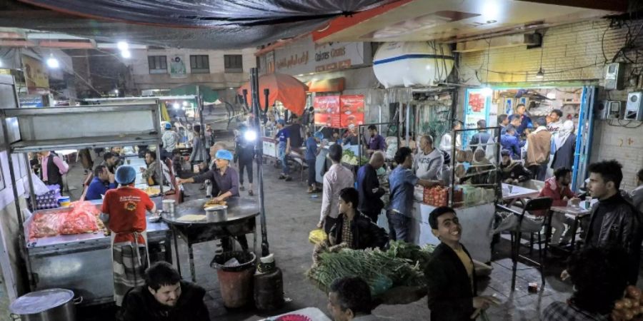 Abendessen in einer Strasse von Sanaa