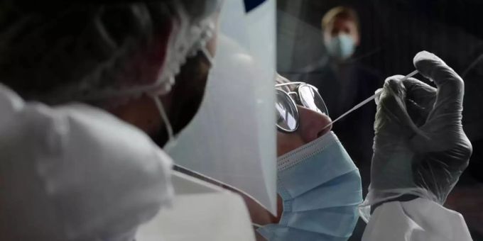 Eine in Frankreich entdeckte neue Corona-Variante sollte Experten zufolge beobachtet werden - eine grosse Gefahr können sie bislang aber nicht erkennen. Foto: Michel Spingler/AP/dpa Eine in Frankreich entdeckte neue Corona-Variante sollte Experten zufolge beobachtet werden - eine grosse Gefahr können sie bislang aber nicht erkennen. Foto: Michel Spingler/AP/dpa