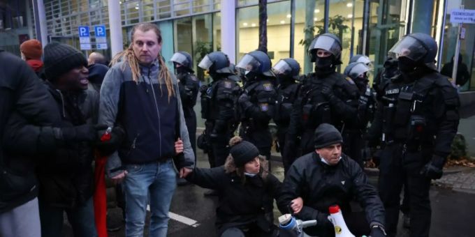 Corona-Demonstranten und Polizei in Frankfurt am Main Corona-Demonstranten und Polizei in Frankfurt am Main