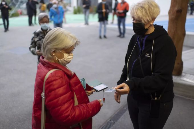 Ab 2022 ist schweizweit die Identifikation auch mit der AHV-Nummer möglich. (Symbolbild) Identifikation Ausweis