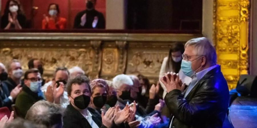Wolf Biermann wird beim Festabend für den Liedermacher und Dichter anlässlich seines 85. Geburtstags im Berliner Ensemble mit Applaus begrüsst. Foto: Bernd von Jutrczenka/dpa