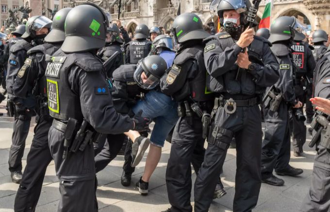 Auch in München hat die Polizei alle Hände voll zu tun mit den Corona-Demonstranten. Corona