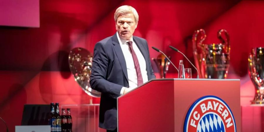 Oliver Kahn, Vorstandsvorsitzender der FC Bayern München AG, steht bei der Jahreshauptversammlung am Rednerpult. Foto: Ulrich Gamel/kolbert-press/dpa