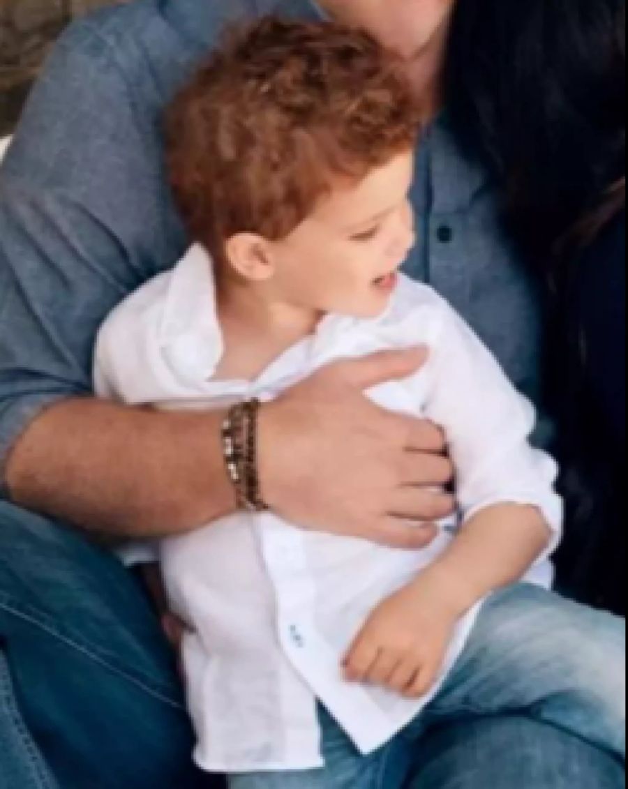 Klein Archie hat die roten Haare von seinem Papi Harry geerbt.