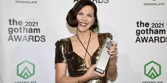 Maggie Gyllenhaal posiert mit ihrem Award an den Gotham Awards am 29. November 2021. 2021 Gotham Awards - Winners Room