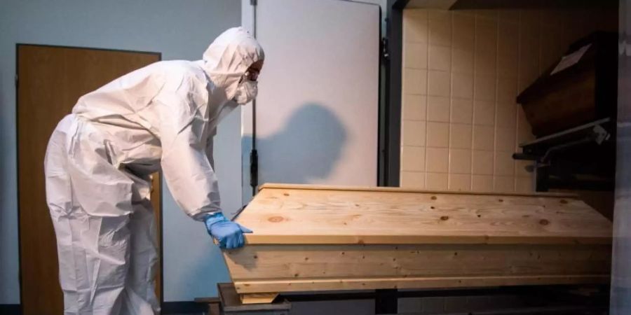 Momentan ist die Zahl der täglich übermittelten Corona-Toten noch weniger als halb so gross wie zum Höhepunkt der zweiten Corona-Welle Ende vergangenen Jahres. Foto: Julian Stratenschulte/dpa