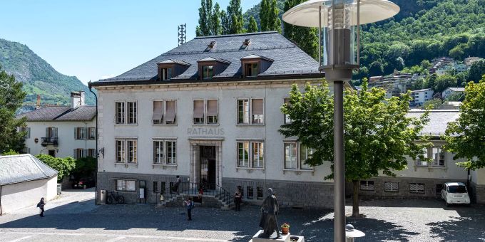 Das Rathaus von Visp am St. Martiniplatz, in dem ein Teil der Gemeindeverwaltung untergebracht ist. Das Rathaus von Visp am St. Martiniplatz, in dem ein Teil der Gemeindeverwaltung untergebracht ist.