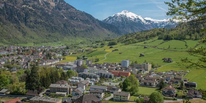 Ortsübersicht Stadt Glarus mit Panorama vom Bergli. Ortsübersicht Stadt Glarus mit Panorama vom Bergli.