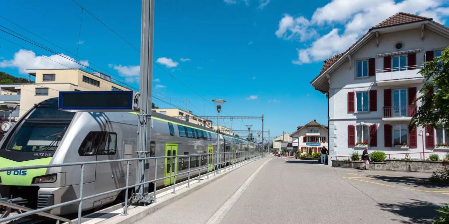 Bahnhof Belp mit Bls-Zug MUTZ.