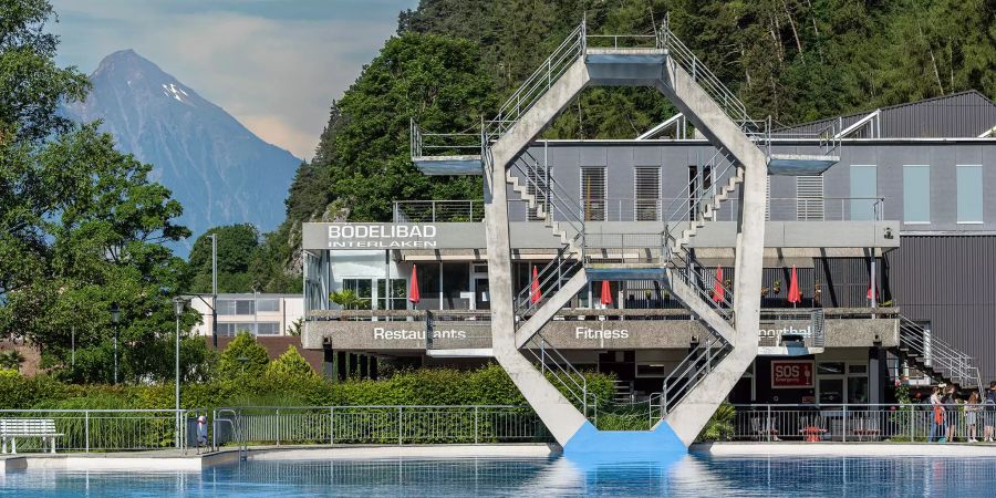 Das Freiluft- und Hallenbad Bödelibad in Interlaken.
