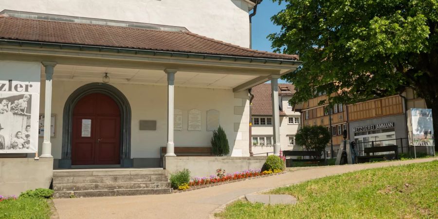 Eingang zur reformierten Kirche Hundwil.