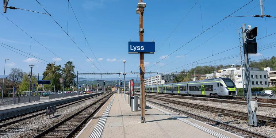 Der moderne, innovative, kompakte Allroundzug; kurz MIKA; hier im Bahnhof Lyss, ersetzt bis Ende 2024 schrittweise die in die Jahre gekommenen EW III- und RBDe-Züge.