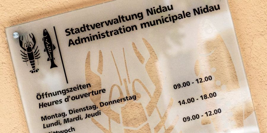Schild der Stadtverwaltung Nidau.