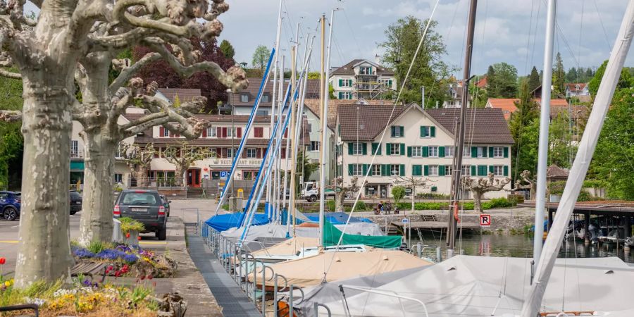 Der Schiffsteg in Uetikon am See.