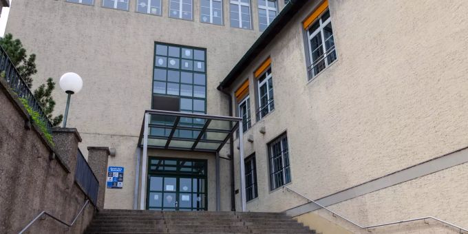 Das Gemeindeschulhaus Mittelstufe in Kilchberg. Das Gemeindeschulhaus Mittelstufe in Kilchberg.