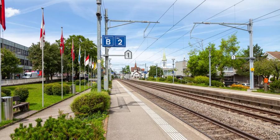 Der Bahnhof Rüschlikon mit Aussicht über Rüschlikon.