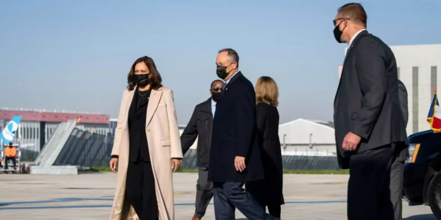 Harris und ihr Ehemann Doug Emhoff bei der Ankunft am Pariser Flughafen