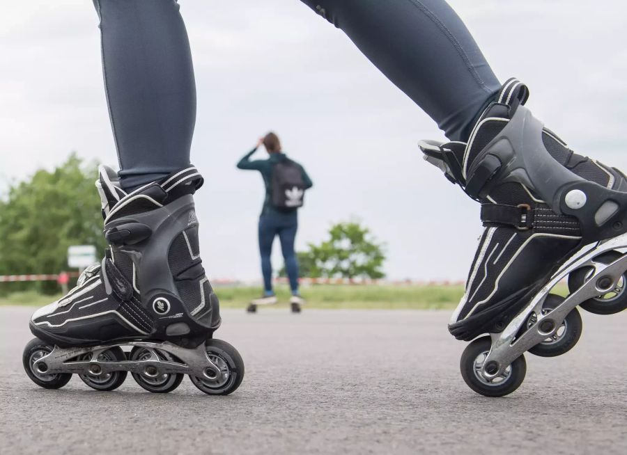 Menschen fahren Inlineskates.