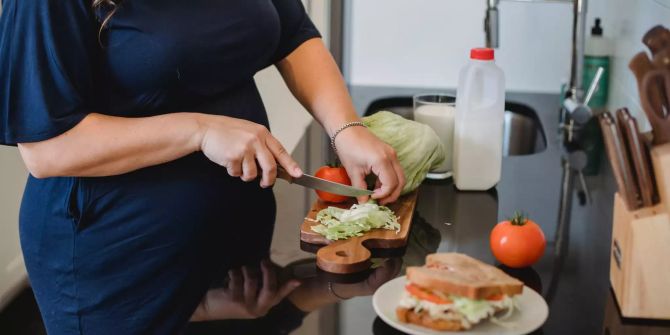 Frau macht Sandwich