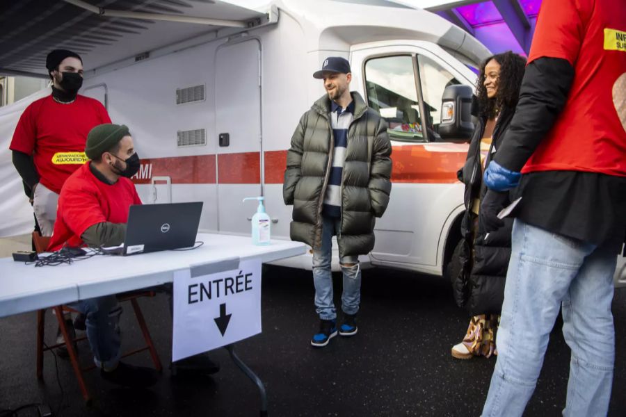 Rapper Stress in Lausanne beim Impfkonzert.