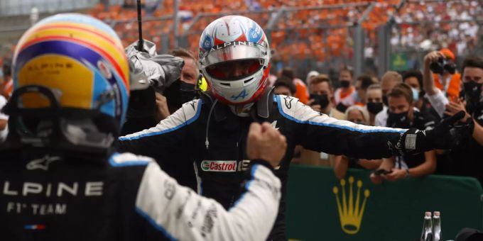 Esteban Ocon mit seinem Teamkollegen Fernando Alonso nach dem Sieg in Ungarn Esteban Ocon